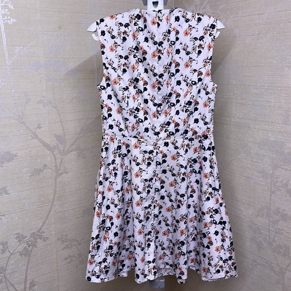 French Connection White Floral Fit and Flare
Dress Size 4 - Picture 5 of 9